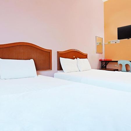 Oyo 90598 Living House C0 Hotel Kuching Luaran gambar