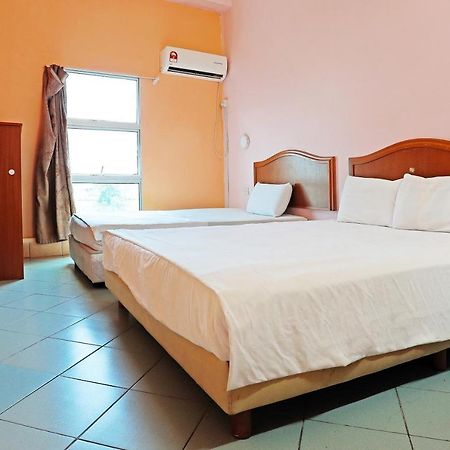 Oyo 90598 Living House C0 Hotel Kuching Luaran gambar