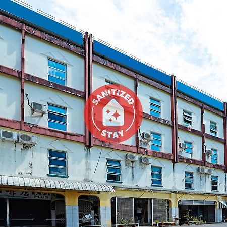Oyo 90598 Living House C0 Hotel Kuching Luaran gambar