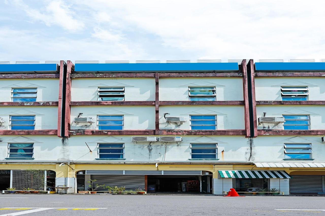 Oyo 90598 Living House C0 Hotel Kuching Luaran gambar