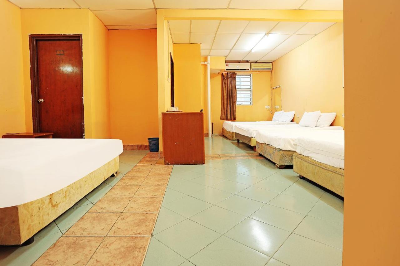 Oyo 90598 Living House C0 Hotel Kuching Luaran gambar