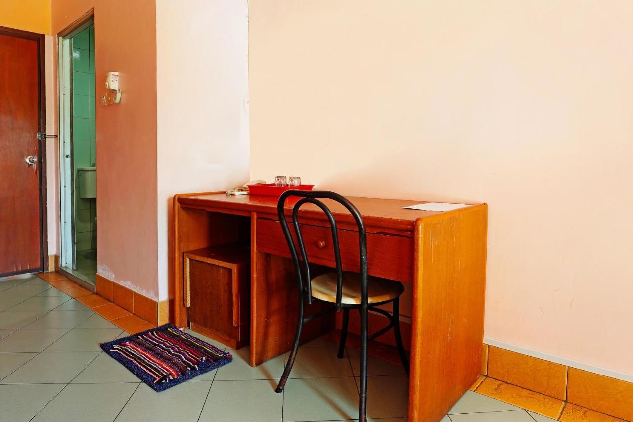 Oyo 90598 Living House C0 Hotel Kuching Luaran gambar