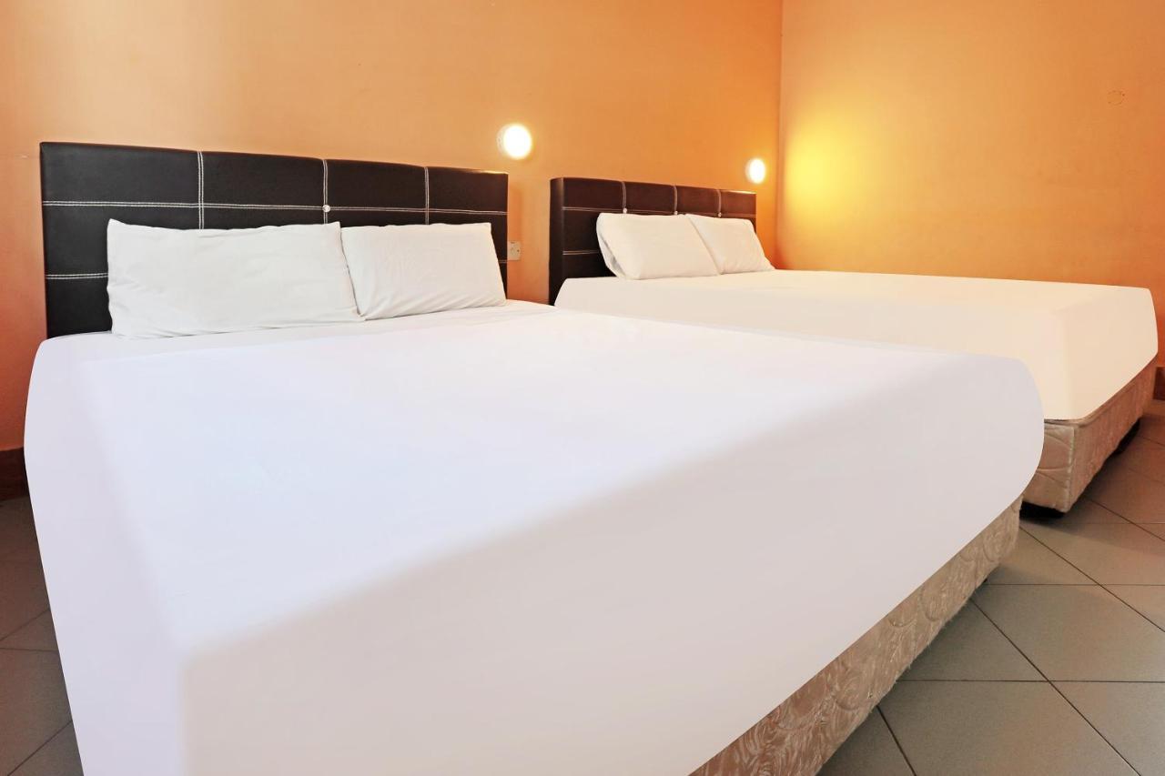Oyo 90598 Living House C0 Hotel Kuching Luaran gambar