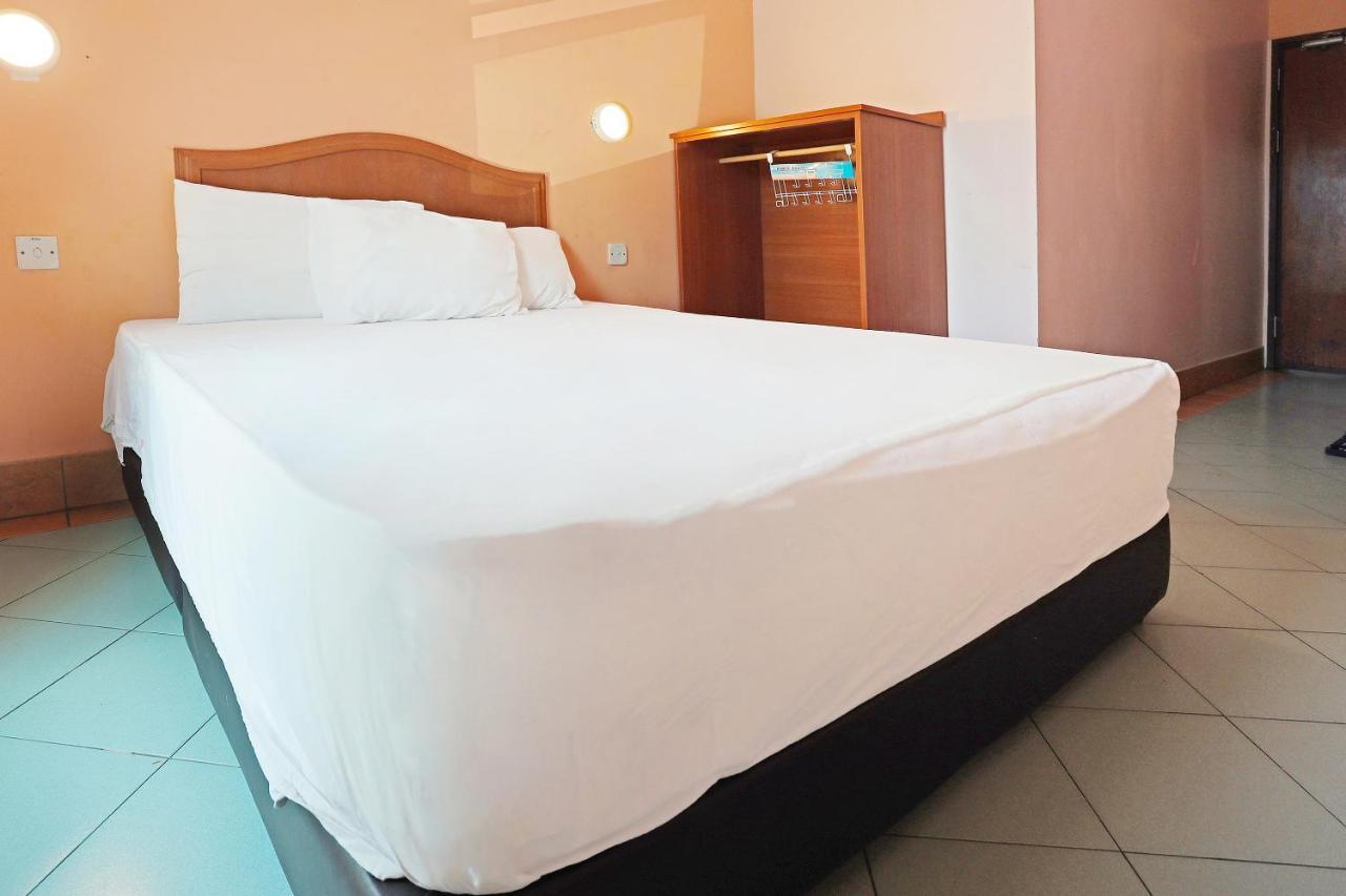 Oyo 90598 Living House C0 Hotel Kuching Luaran gambar
