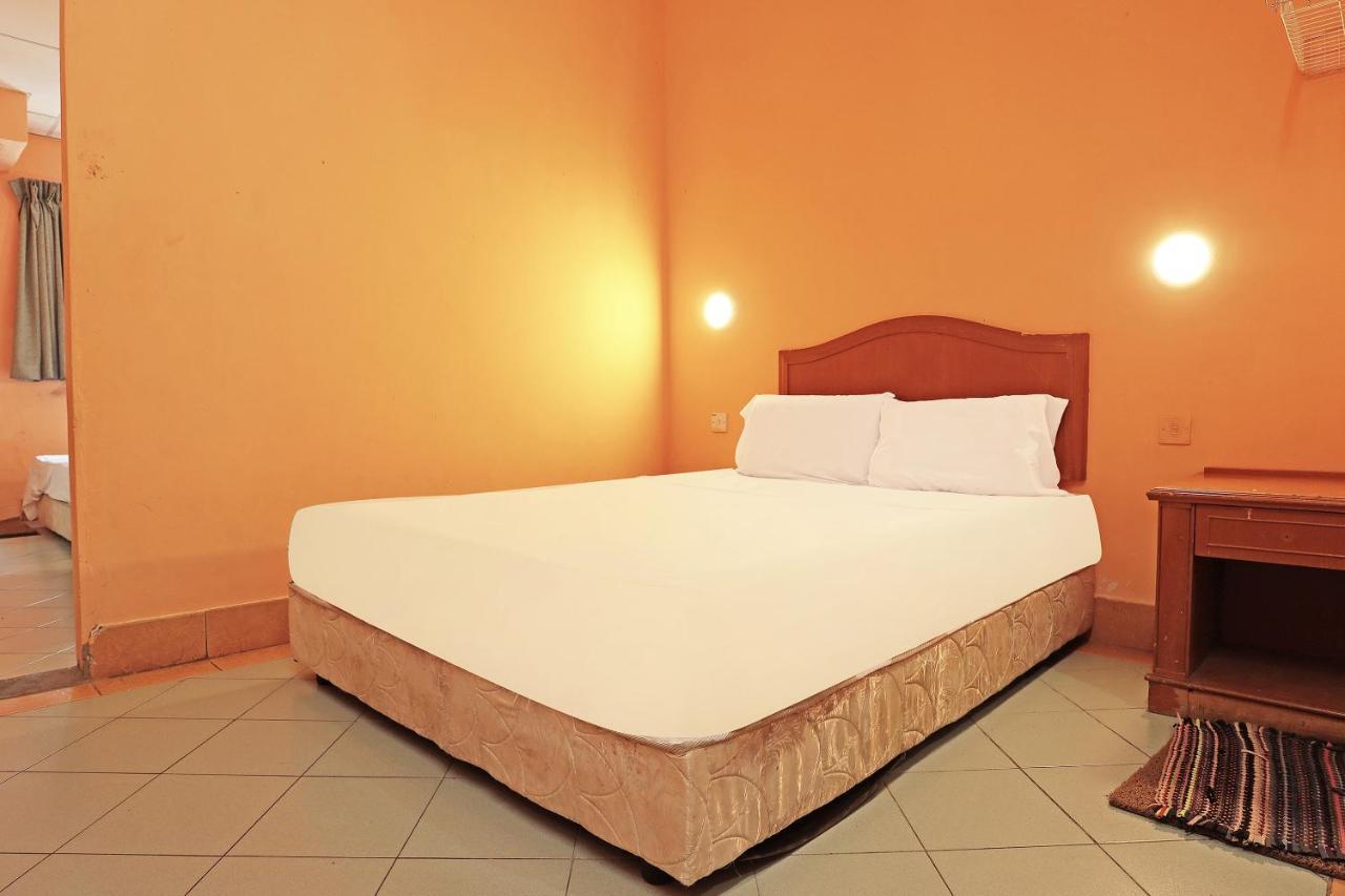 Oyo 90598 Living House C0 Hotel Kuching Luaran gambar