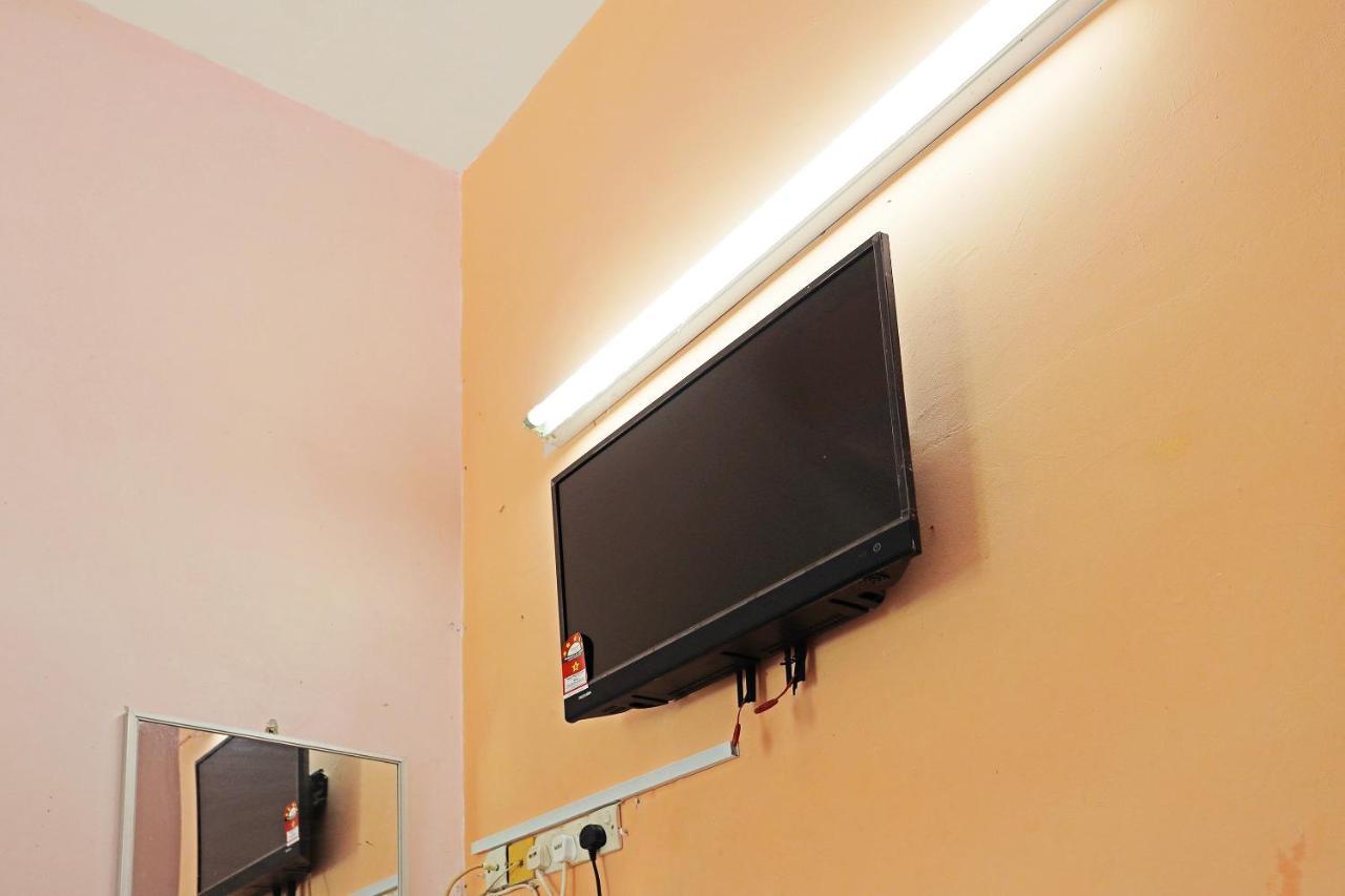 Oyo 90598 Living House C0 Hotel Kuching Luaran gambar