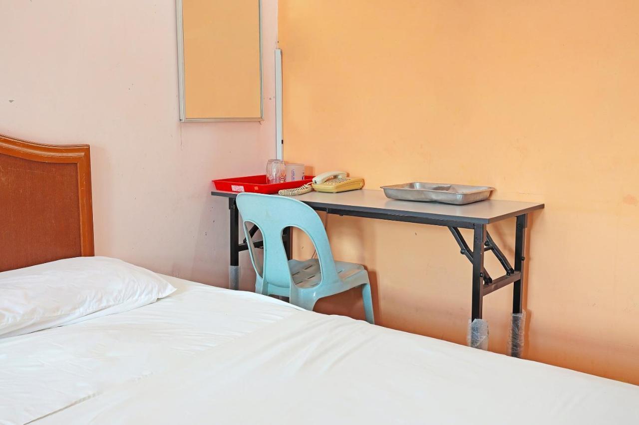 Oyo 90598 Living House C0 Hotel Kuching Luaran gambar
