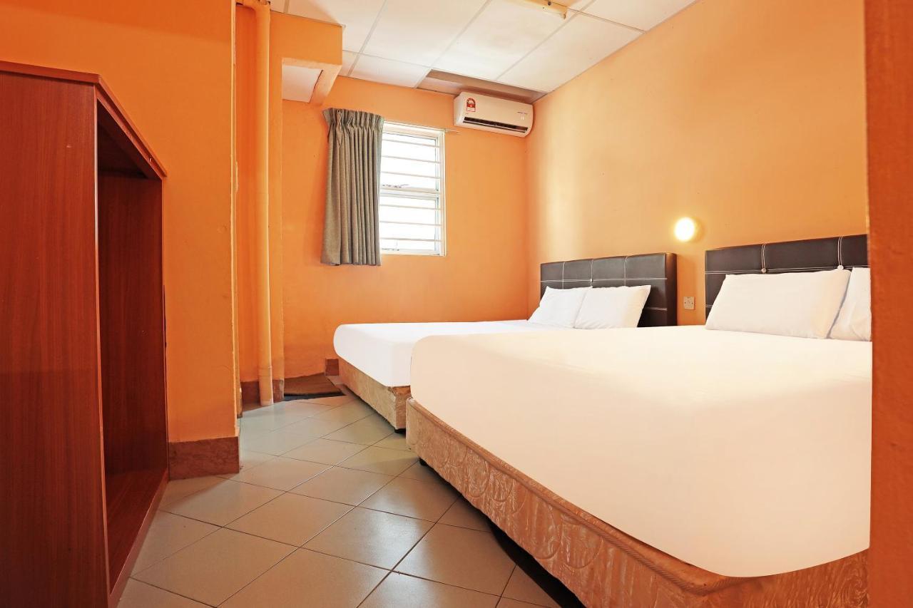 Oyo 90598 Living House C0 Hotel Kuching Luaran gambar