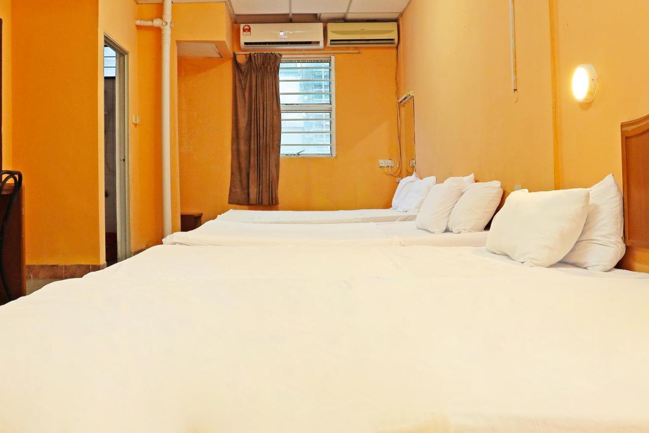 Oyo 90598 Living House C0 Hotel Kuching Luaran gambar