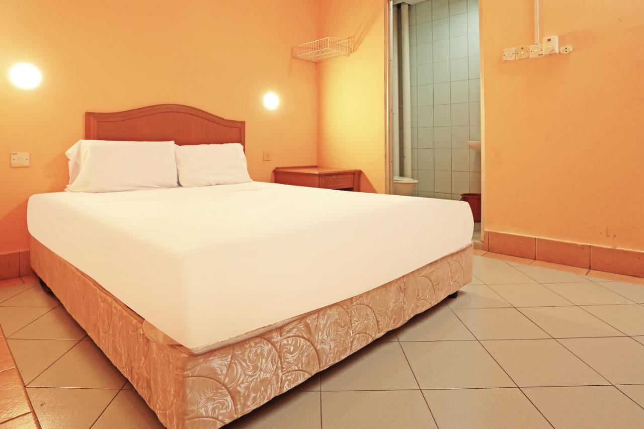 Oyo 90598 Living House C0 Hotel Kuching Luaran gambar